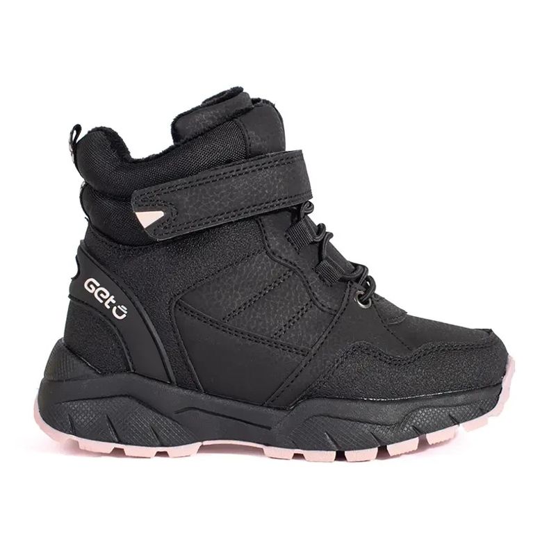 Botas de niña con aislamiento negro.