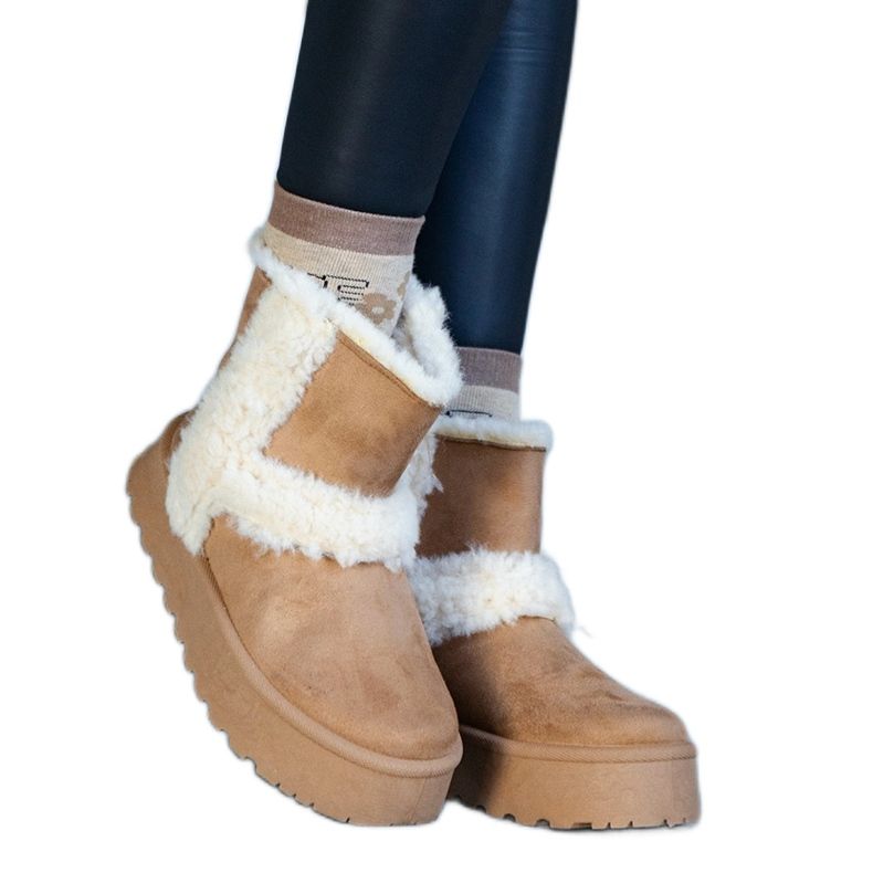 Botas de nieve de ante ecológico beige oscuro con plataforma decorada con pieles de Peters