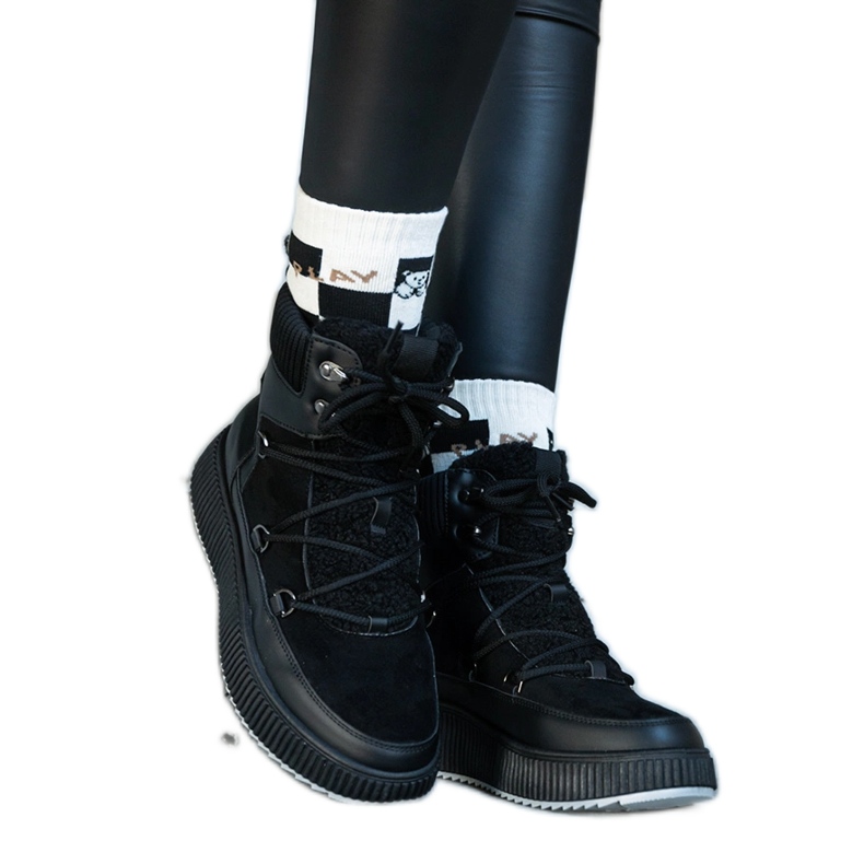 Botines Rosemarie negros con suela gruesa.