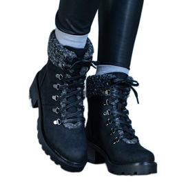 Botas negras con cordones decoradas con un abrigo de piel de oveja Moisés negro
