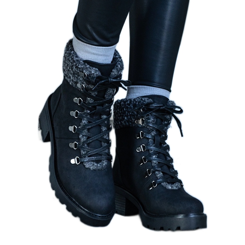 Botas negras con cordones decoradas con un abrigo de piel de oveja Moisés negro