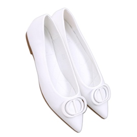 Bailarinas blancas con puntera almendrada. blanco