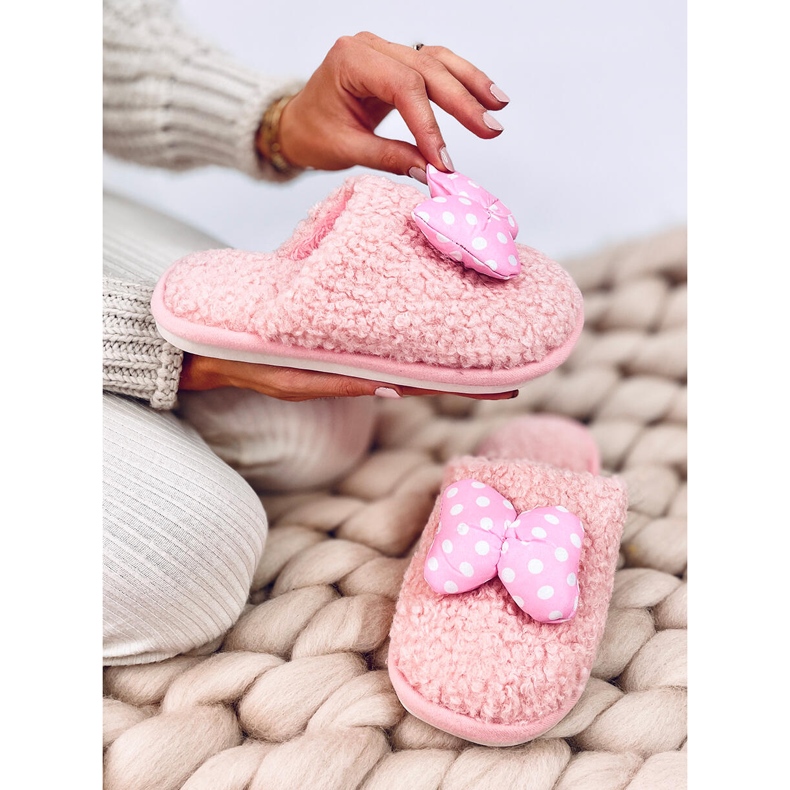Zapatillas infantiles infantiles rosa con lazo. rosado