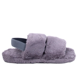 Pantuflas de mujer grises con pelo.