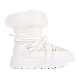Botas de nieve blancas de mujer con pelo y suela gruesa. blanco