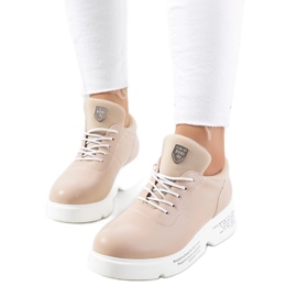 Zapatillas deportivas de mujer en color beige con plataforma.
