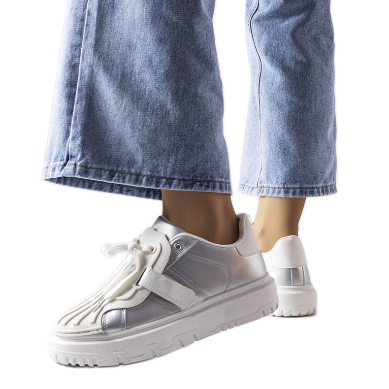 Zapatillas deportivas de mujer plateadas con plataforma.