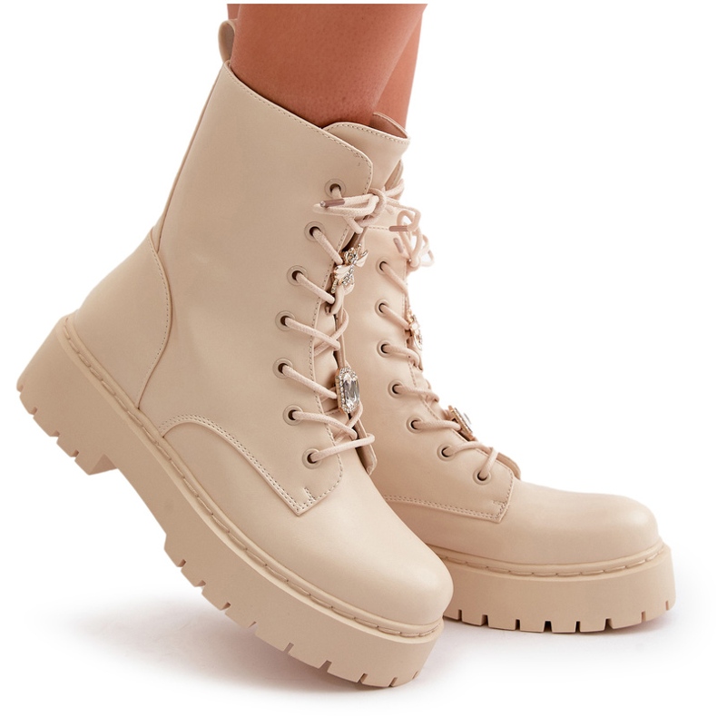 Botas para mujeres aisladas con alfileres beige Botas para mujeres aisladas con alfileres beige