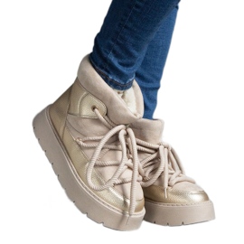 Botas de nieve de mujer beige con plataforma, aisladas con pelo.