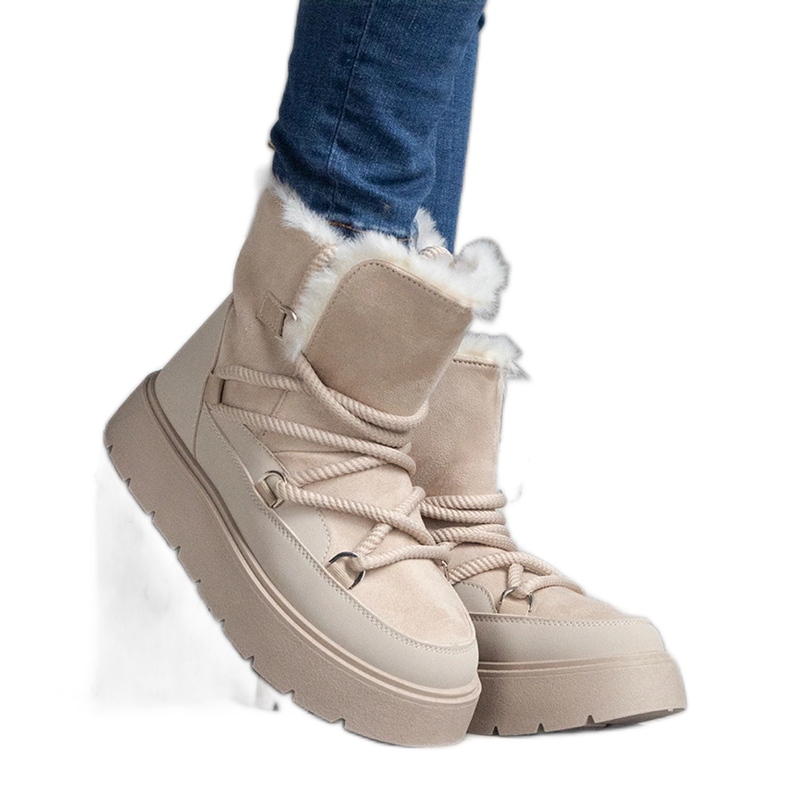 Botas de nieve de mujer beige con plataforma, aisladas con pelo. Botas de nieve de mujer beige con plataforma, aisladas con pelo.
