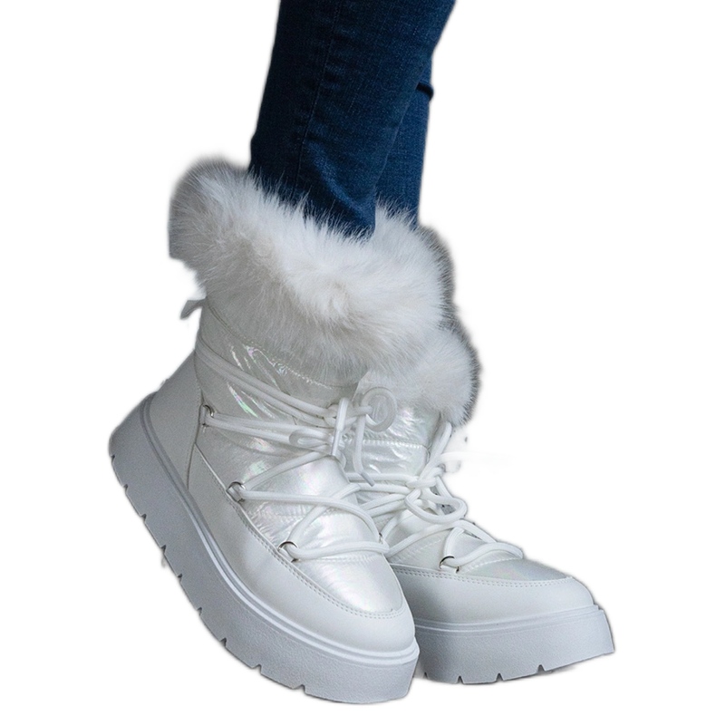 Botas de nieve de mujer con aislamiento blanco y pelo. Botas de nieve de mujer con aislamiento blanco y pelo.