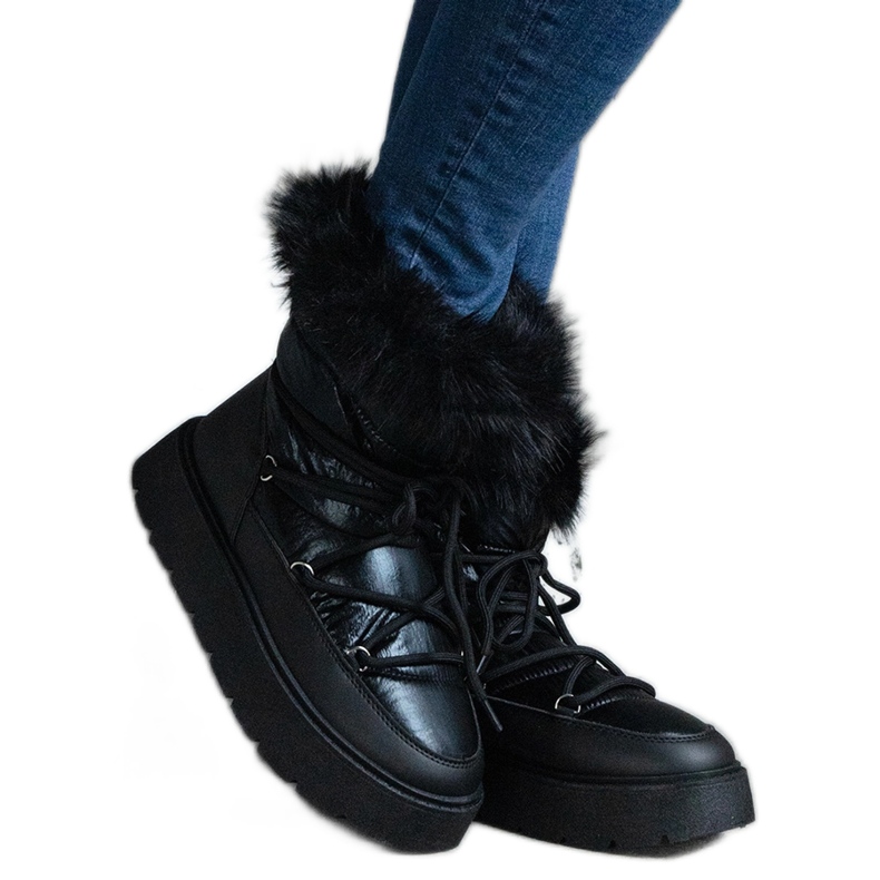 Botas de nieve de mujer con aislamiento negro y pelo.