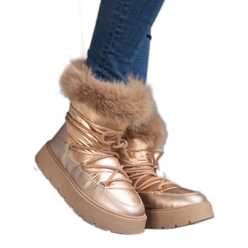 Botas de nieve de mujer con aislamiento beige y pelo. dorado