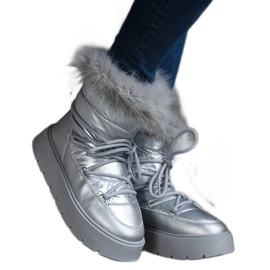 Botas de nieve de mujer con aislamiento plateado y pelo. plata