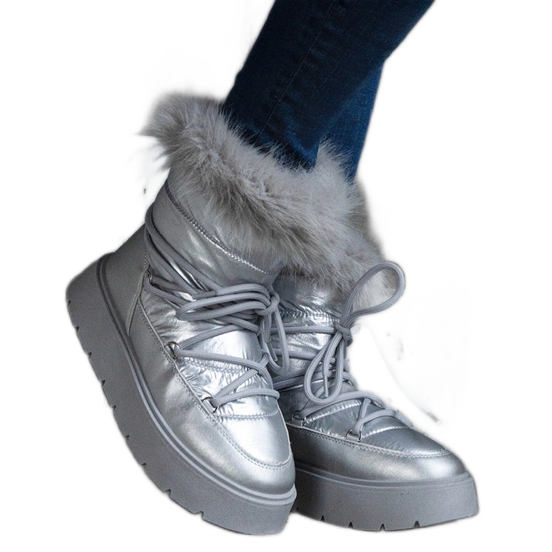 Botas de nieve de mujer con aislamiento plateado y pelo. plata
