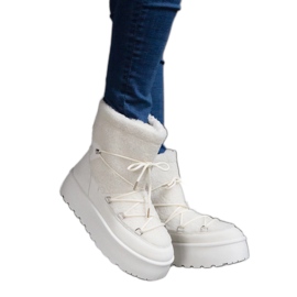Botas de nieve blancas para mujer con plataforma y aislamiento de piel. blanco