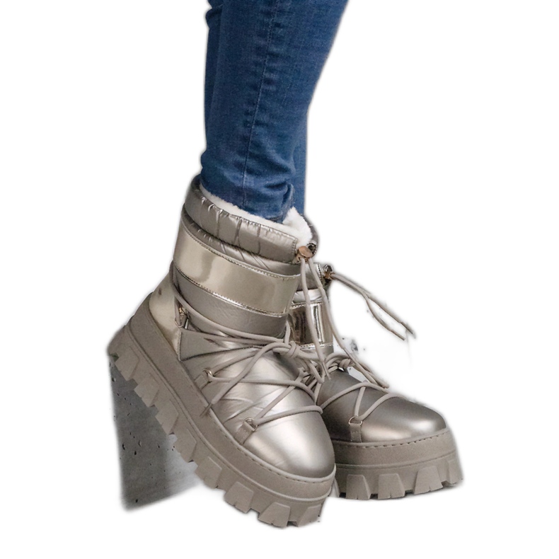 Botas de nieve con plataforma dorada y aplicaciones de charol dorado Botas de nieve con plataforma dorada y aplicaciones de charol dorado