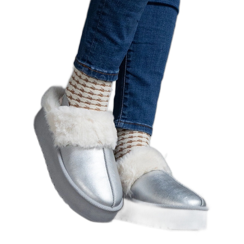 Zapatillas de plataforma plateadas decoradas con pelo y goma elástica en el talón.