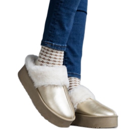 Zapatillas de plataforma doradas decoradas con pelo y goma elástica en el talón. dorado
