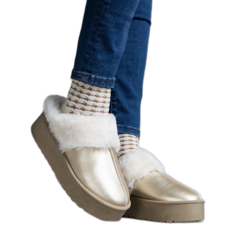 Zapatillas de plataforma doradas decoradas con pelo y goma elástica en el talón. dorado