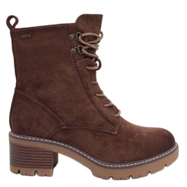 Botas de mujer marrones aisladas con pelo marrón