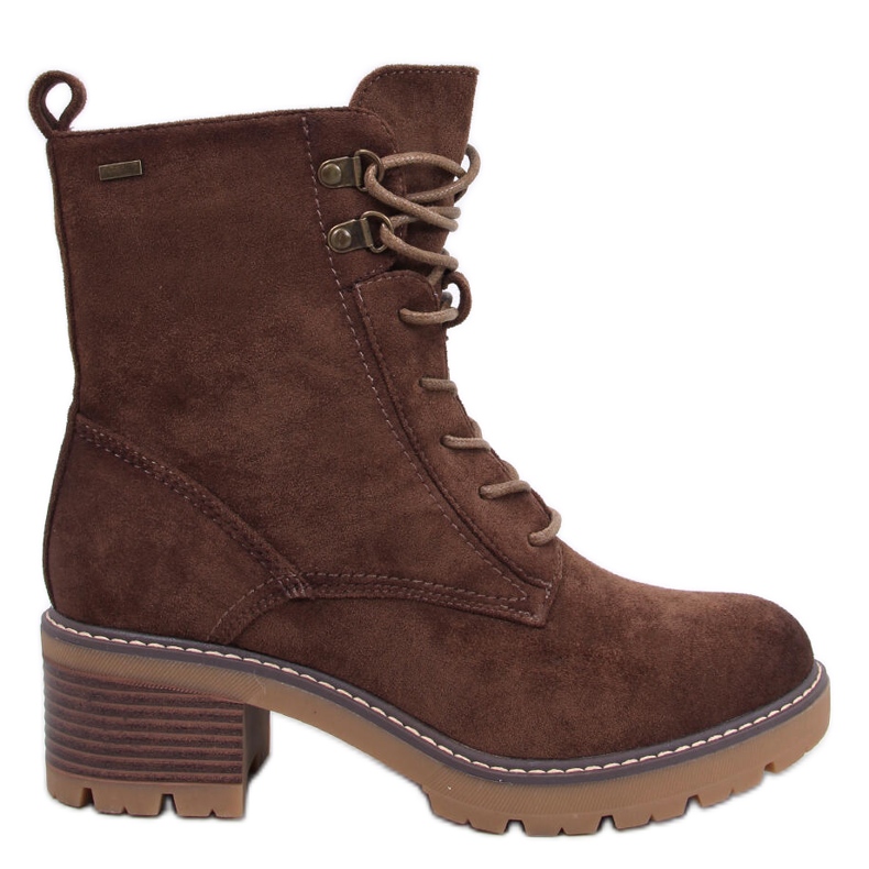 Botas de mujer marrones aisladas con pelo marrón