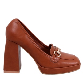 Zapatos de mujer de tacón con decoración marrón. Zapatos de mujer de tacón con decoración marrón.