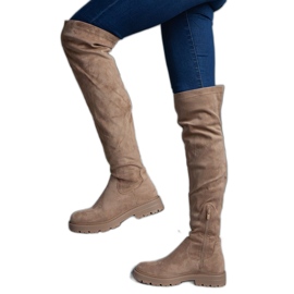 Botas largas marrones con suela plana. marrón