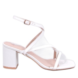 Sandalias blancas de tacón blanco
