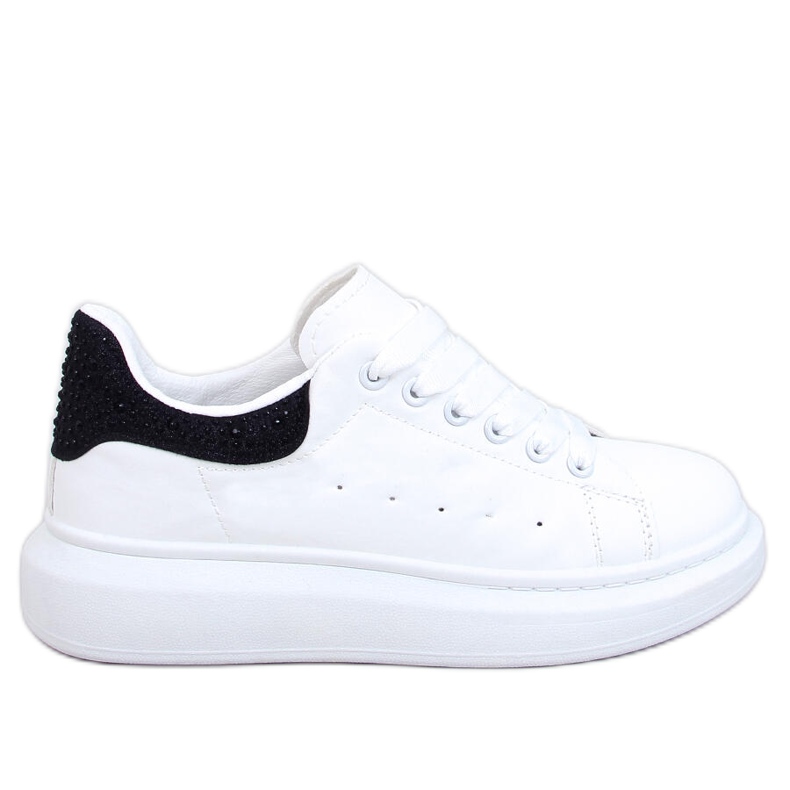 Zapatillas con plataforma en blanco y negro. Zapatillas con plataforma en blanco y negro.