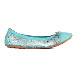 Bailarinas azules con estampado de serpiente y lazo.