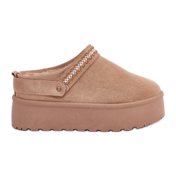 Botas de nieve beige con bordado decorativo.