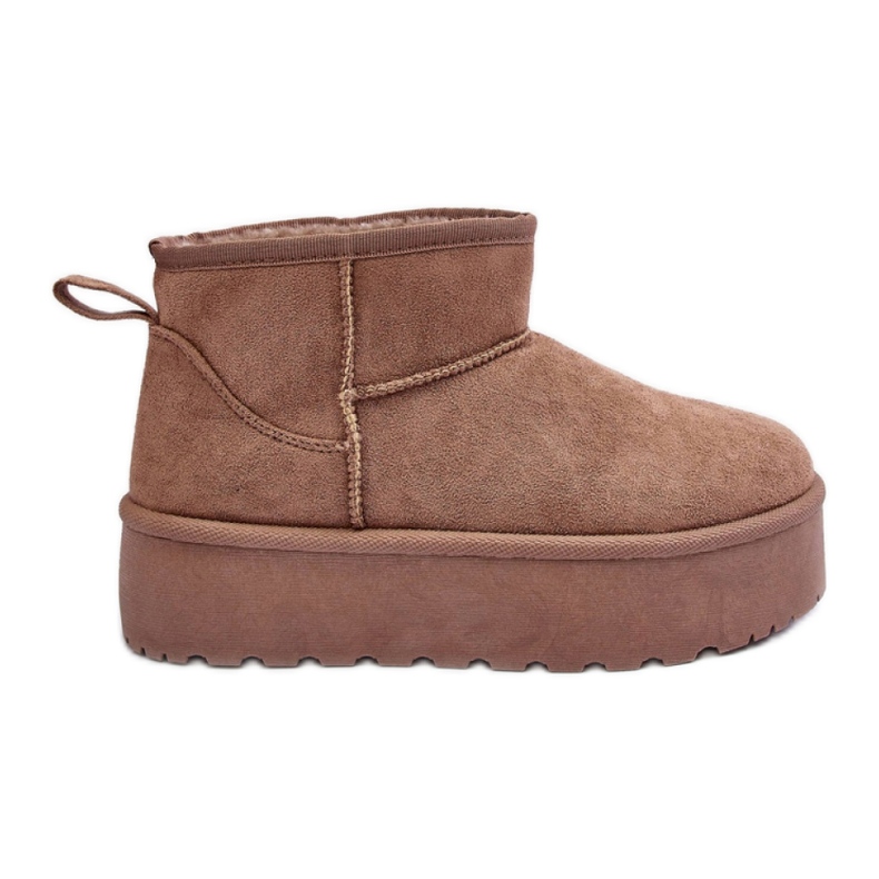 Botas de nieve de gamuza aisladas con piel beige