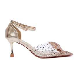 Tacones altos decorados con lazo dorado