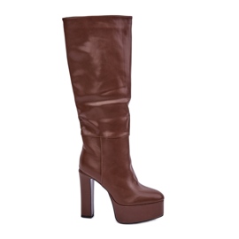 Botas marrones de ecopiel con tacón y plataforma. marrón