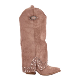 Botas beige oscuro con parte superior vuelta y tacón alto.