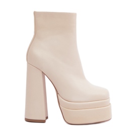 Botas cálidas de color beige claro con plataforma enorme y tacón alto. Botas cálidas de color beige claro con plataforma enorme y tacón alto.