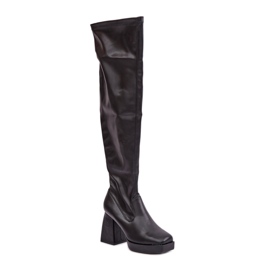 Botas de mujer negras con tacones estables. negro