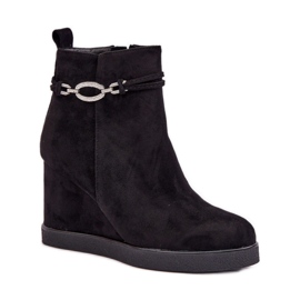 Botines negros de cuña con tira decorativa