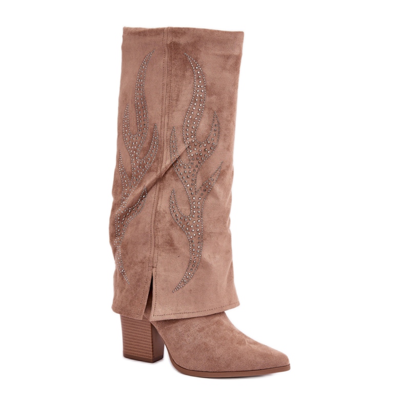 Botas de mujer beige con parte superior decorada.