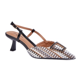 Tacones altos de mujer con tacón abierto. negro