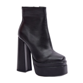 Botines negros de mujer con plataforma maciza.