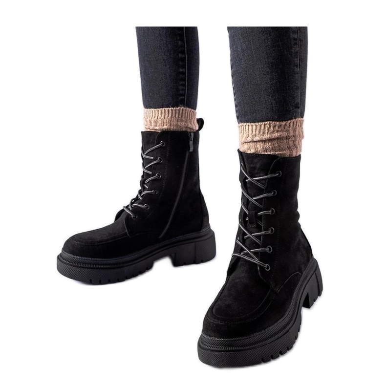 Botas de trabajo negras con tramperos sobre un enorme Riel - Suela Solea negro Botas de trabajo negras con tramperos sobre un enorme Riel - Suela Solea negro