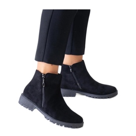 Botines negros con inserciones metálicas de ante ecológico.