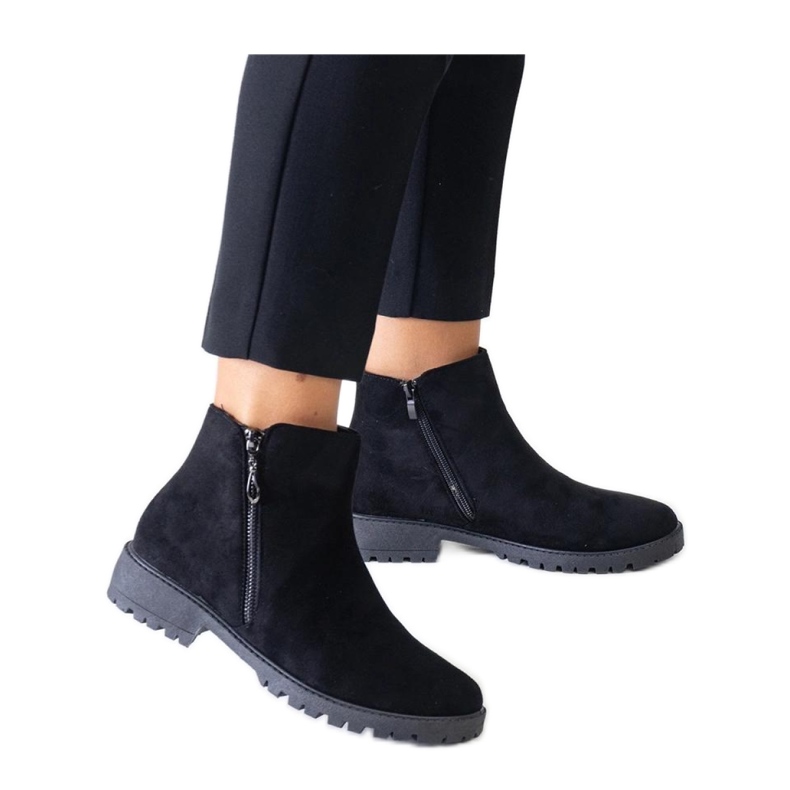 Botines negros con inserciones metálicas de ante ecológico.