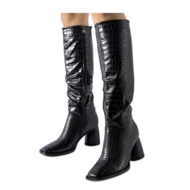 Botas negras decoradas con relieve. negro