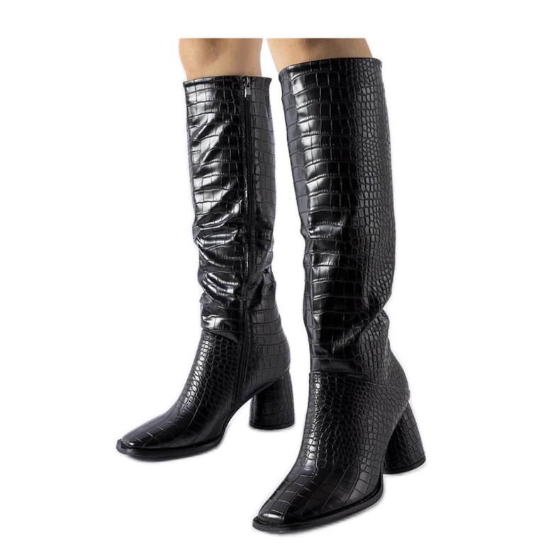 Botas negras decoradas con relieve. negro