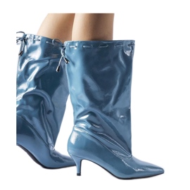Botas azules con tacón bajo.