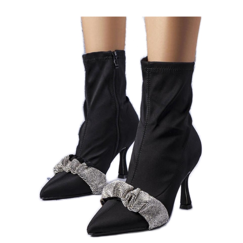 Botines negros decorados con circonitas