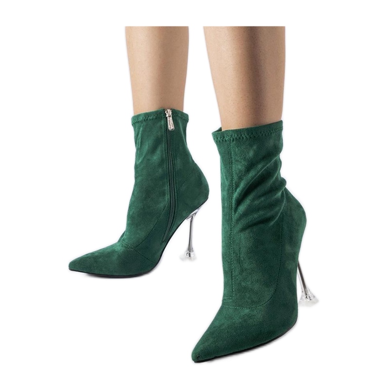 Botines verdes con tacón decorativo.